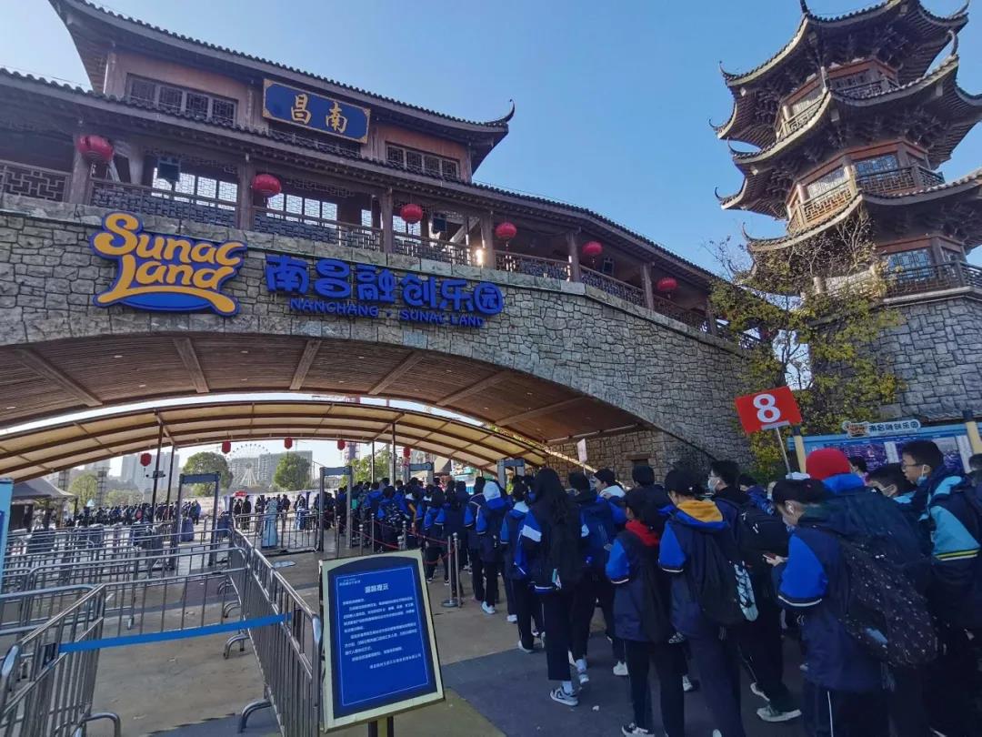民德學(xué)校 2021-12-02 17:51 圖片 關(guān)注我啦   為深入貫徹中共中央辦公廳、國(guó)務(wù)院關(guān)于“雙減”工作的要求，進(jìn)一步為學(xué)生課業(yè)負(fù)擔(dān)做“減法”、健康成長(zhǎng)做“加法”。近日，南昌民德學(xué)校開(kāi)展了為期一天的研學(xué)之旅，讓學(xué)生在活動(dòng)中享受成長(zhǎng)和學(xué)習(xí)的快樂(lè)，實(shí)現(xiàn)德智體美全面發(fā)展。  圖片   初冬正暖，陽(yáng)光正好  研學(xué)之旅，快樂(lè)出行  在活動(dòng)中體驗(yàn)快樂(lè)，在實(shí)踐中收獲成長(zhǎng)！   圖片圖片 圖片 圖片 圖片
